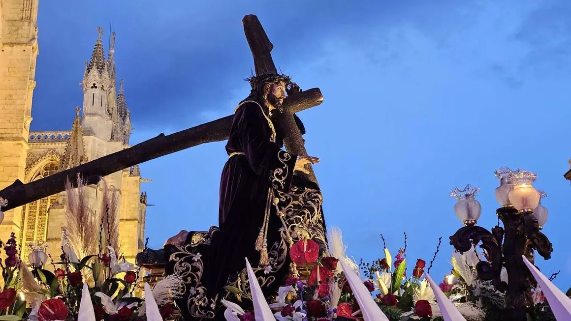 Procesi&oacute;n del Dainos a su paso por la Catedral de Le&oacute;n. / LE&Oacute;N24HORAS