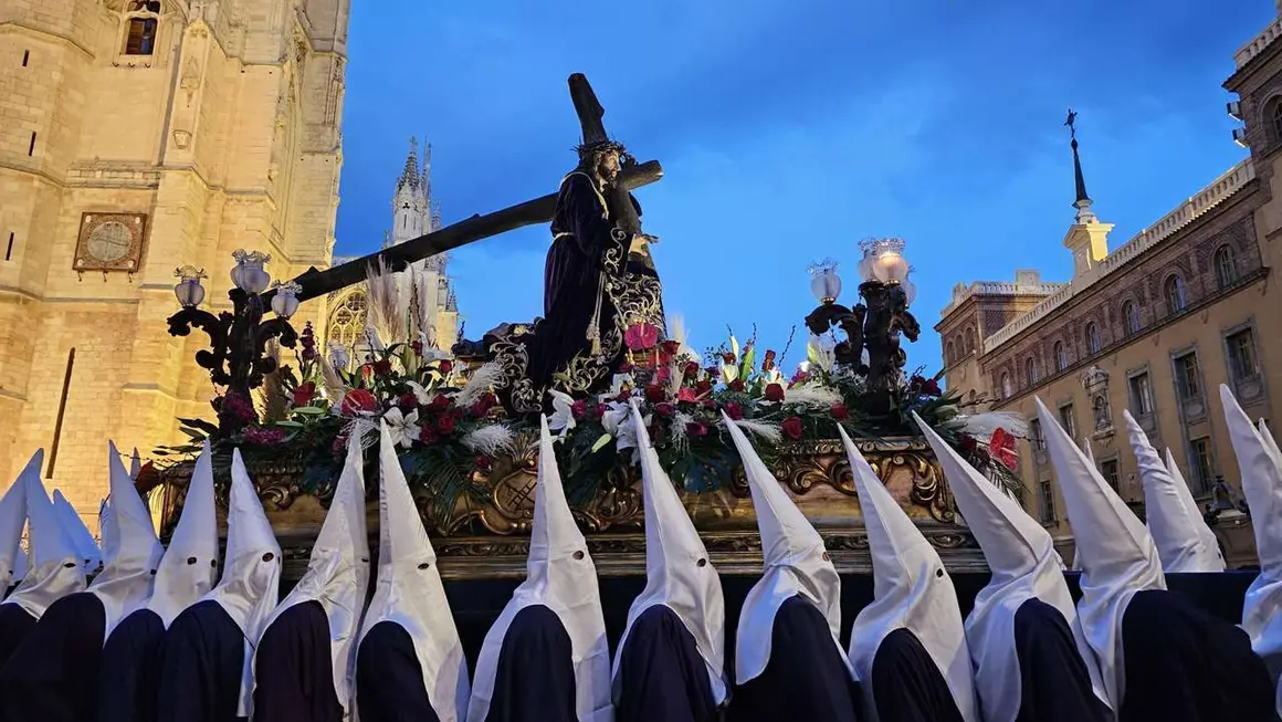 Procesi&oacute;n del Dainos a su paso por la Catedral de Le&oacute;n. / LE&Oacute;N24HORAS