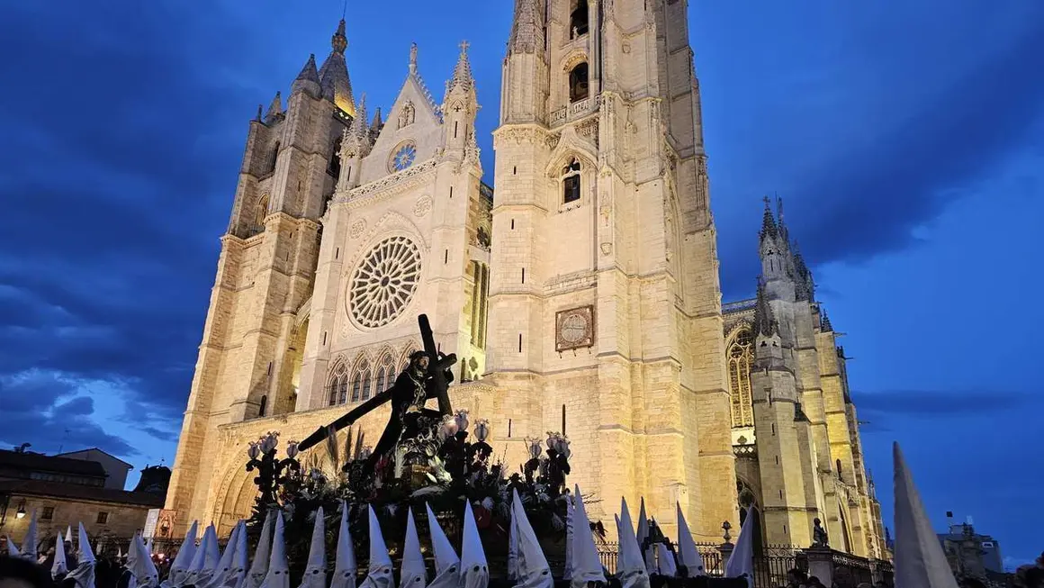 Procesi&oacute;n del Dainos a su paso por la Catedral de Le&oacute;n. / LE&Oacute;N24HORAS