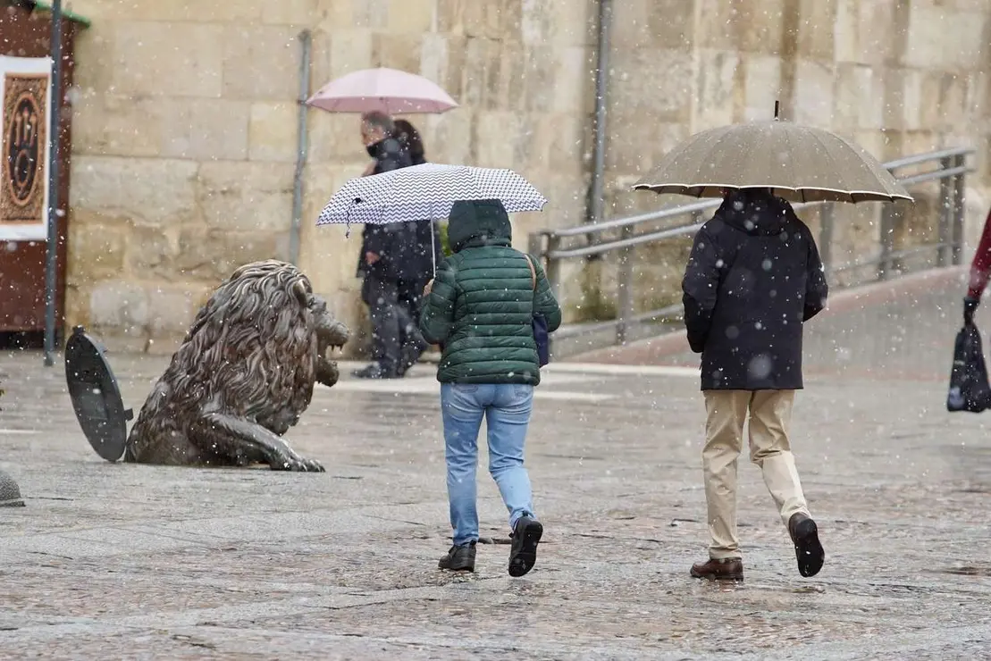 Nieve en la capital leonesa. / CAMPILLO / ICAL