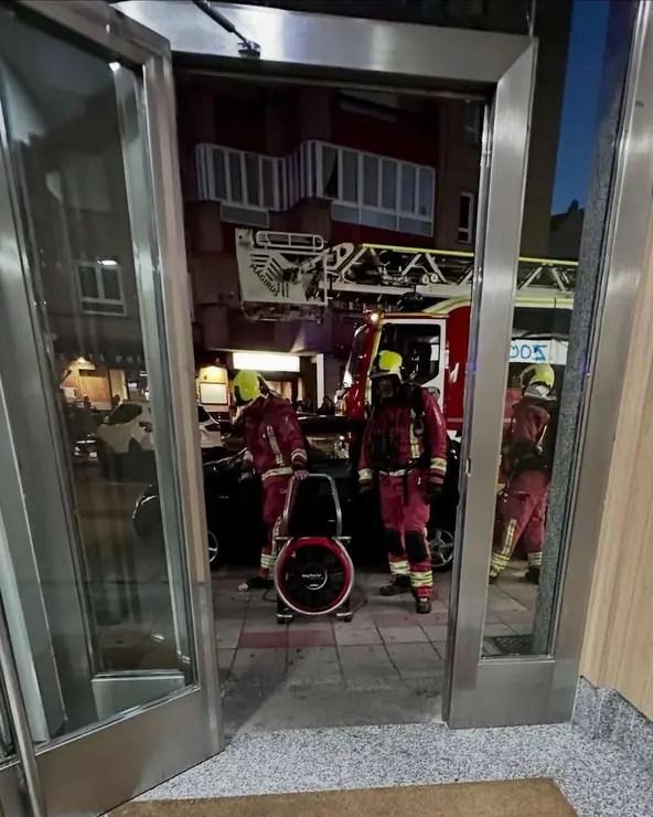Actuaci&oacute;n de los Bomberos de Le&oacute;n ante un presunto escape de gas este s&aacute;bado. / BOMBEROS LE&Oacute;N