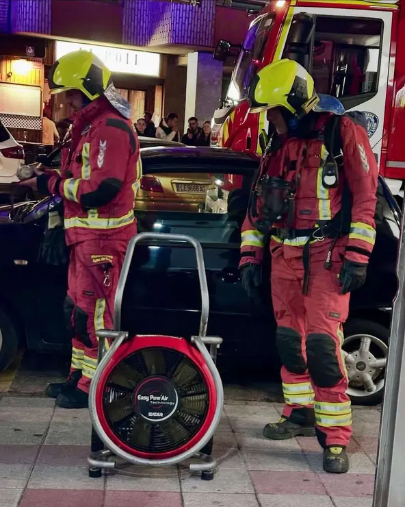 Actuaci&oacute;n de los Bomberos de Le&oacute;n ante un presunto escape de gas este s&aacute;bado. / BOMBEROS LE&Oacute;N