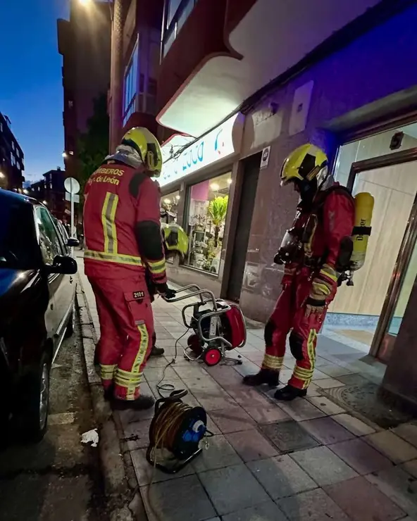 Actuaci&oacute;n de los Bomberos de Le&oacute;n ante un presunto escape de gas este s&aacute;bado. / BOMBEROS LE&Oacute;N