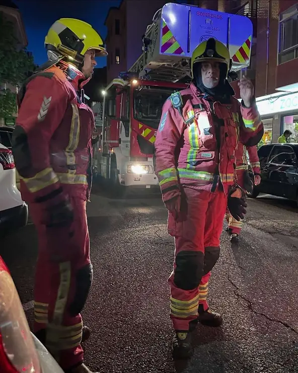 Actuaci&oacute;n de los Bomberos de Le&oacute;n ante un presunto escape de gas este s&aacute;bado. / BOMBEROS LE&Oacute;N
