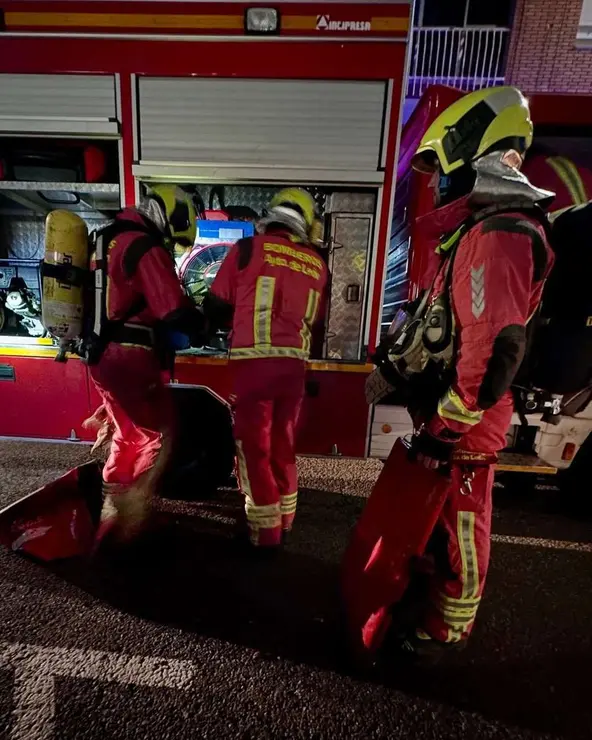 Actuaci&oacute;n de los Bomberos de Le&oacute;n ante un presunto escape de gas este s&aacute;bado. / BOMBEROS LE&Oacute;N