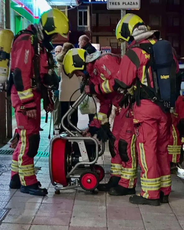 Actuaci&oacute;n de los Bomberos de Le&oacute;n ante un presunto escape de gas este s&aacute;bado. / BOMBEROS LE&Oacute;N