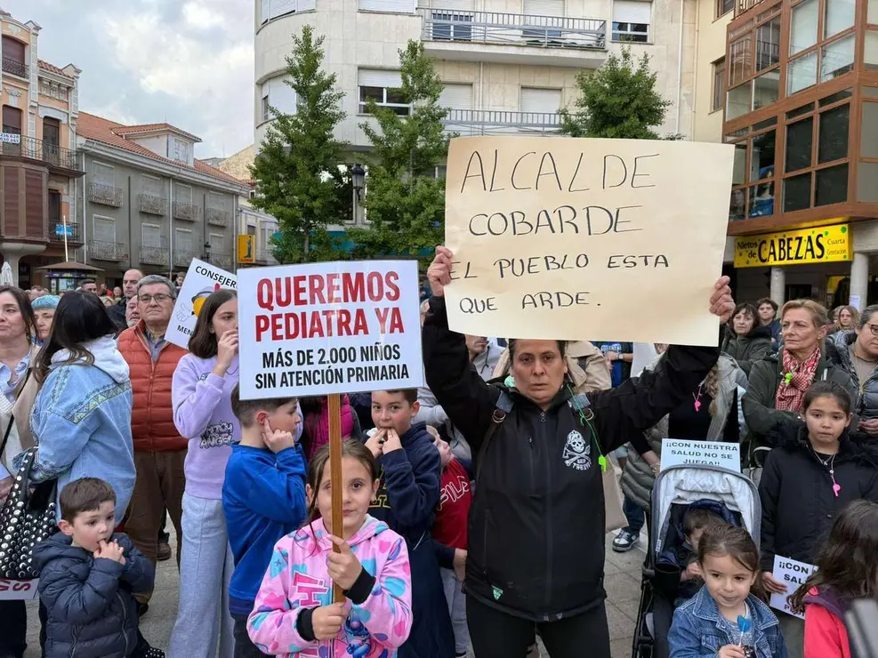 Concentraci&oacute;n por pediatria en La Ba&ntilde;eza este martes.