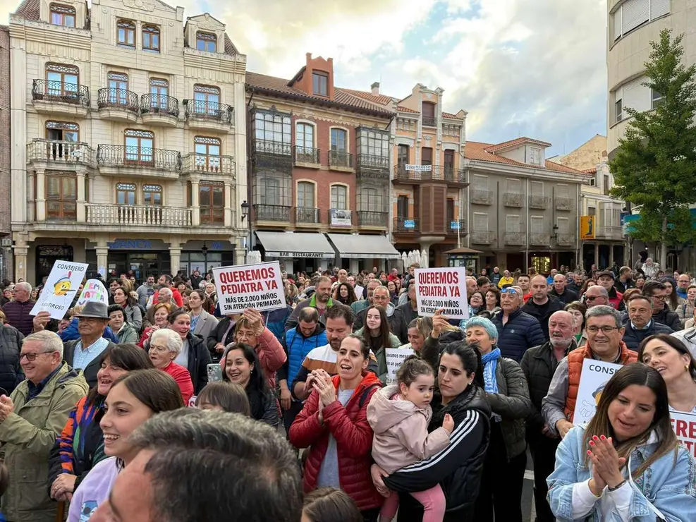 Concentraci&oacute;n por pediatria en La Ba&ntilde;eza este martes.