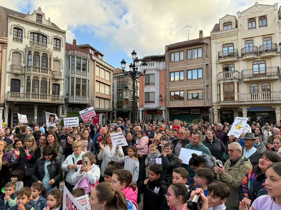 Concentraci&oacute;n por pediatria en La Ba&ntilde;eza este martes.