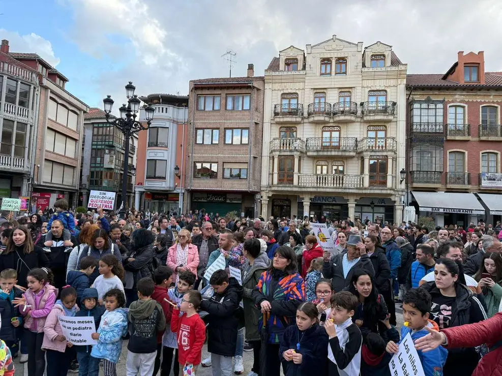 Concentraci&oacute;n por pediatria en La Ba&ntilde;eza este martes.