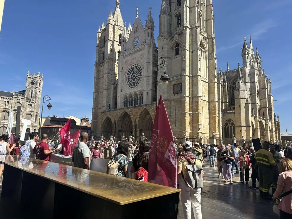 Fotograf&iacute;as de la manifestaci&oacute;n en Le&oacute;n contra la gesti&oacute;n de los incendios. Im&aacute;genes: Hugo Garc&iacute;a Gonz&aacute;lez | Le&oacute;n 24 Horas