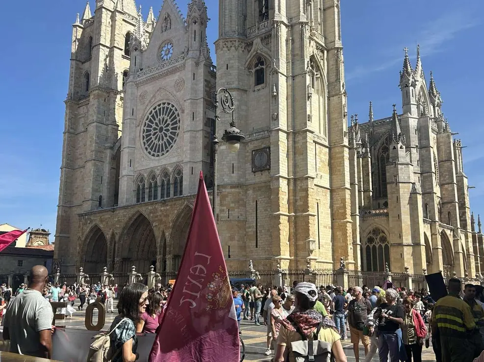 Fotograf&iacute;as de la manifestaci&oacute;n en Le&oacute;n contra la gesti&oacute;n de los incendios. Im&aacute;genes: Hugo Garc&iacute;a Gonz&aacute;lez | Le&oacute;n 24 Horas