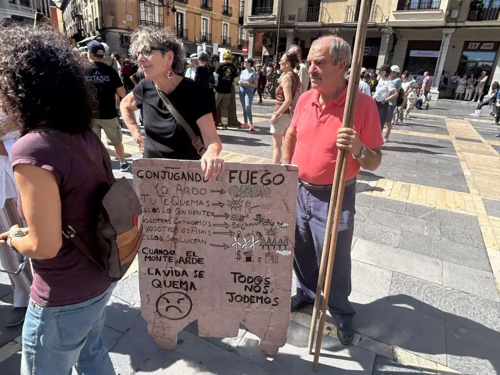 Fotograf&iacute;as de la manifestaci&oacute;n en Le&oacute;n contra la gesti&oacute;n de los incendios. Im&aacute;genes: Hugo Garc&iacute;a Gonz&aacute;lez | Le&oacute;n 24 Horas