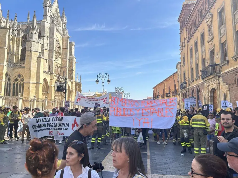 Fotograf&iacute;as de la manifestaci&oacute;n en Le&oacute;n contra la gesti&oacute;n de los incendios. Im&aacute;genes: Hugo Garc&iacute;a Gonz&aacute;lez | Le&oacute;n 24 Horas