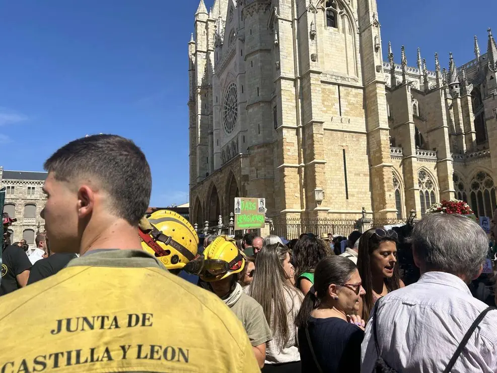 Fotograf&iacute;as de la manifestaci&oacute;n en Le&oacute;n contra la gesti&oacute;n de los incendios. Im&aacute;genes: Hugo Garc&iacute;a Gonz&aacute;lez | Le&oacute;n 24 Horas