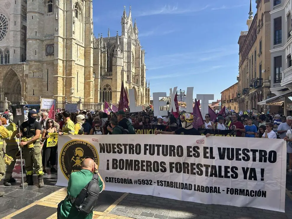 Fotograf&iacute;as de la manifestaci&oacute;n en Le&oacute;n contra la gesti&oacute;n de los incendios. Im&aacute;genes: Hugo Garc&iacute;a Gonz&aacute;lez | Le&oacute;n 24 Horas