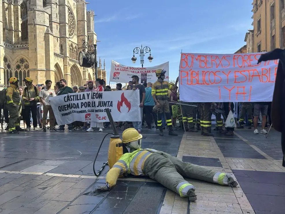 Fotograf&iacute;as de la manifestaci&oacute;n en Le&oacute;n contra la gesti&oacute;n de los incendios. Im&aacute;genes: Hugo Garc&iacute;a Gonz&aacute;lez | Le&oacute;n 24 Horas
