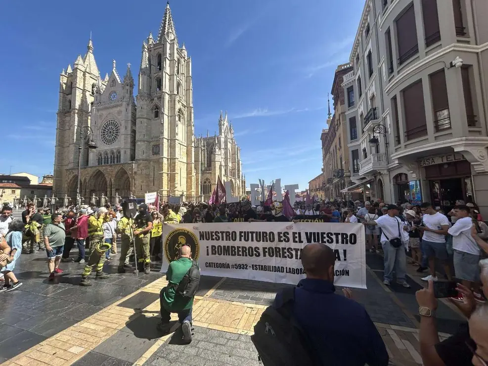 Fotograf&iacute;as de la manifestaci&oacute;n en Le&oacute;n contra la gesti&oacute;n de los incendios. Im&aacute;genes: Hugo Garc&iacute;a Gonz&aacute;lez | Le&oacute;n 24 Horas