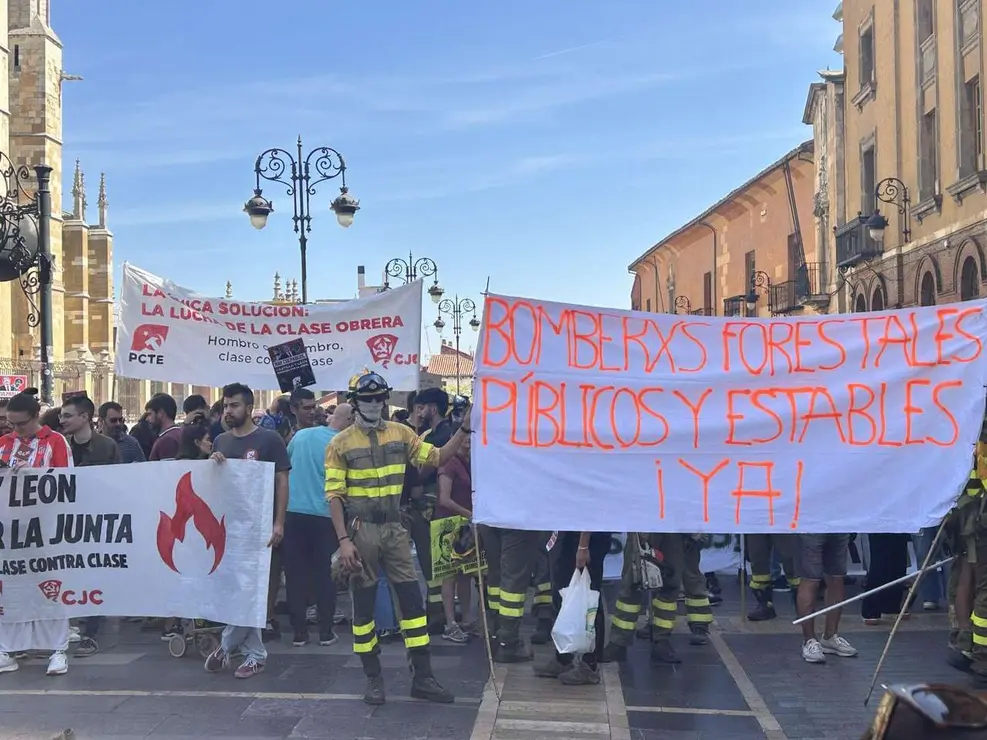 Fotograf&iacute;as de la manifestaci&oacute;n en Le&oacute;n contra la gesti&oacute;n de los incendios. Im&aacute;genes: Hugo Garc&iacute;a Gonz&aacute;lez | Le&oacute;n 24 Horas