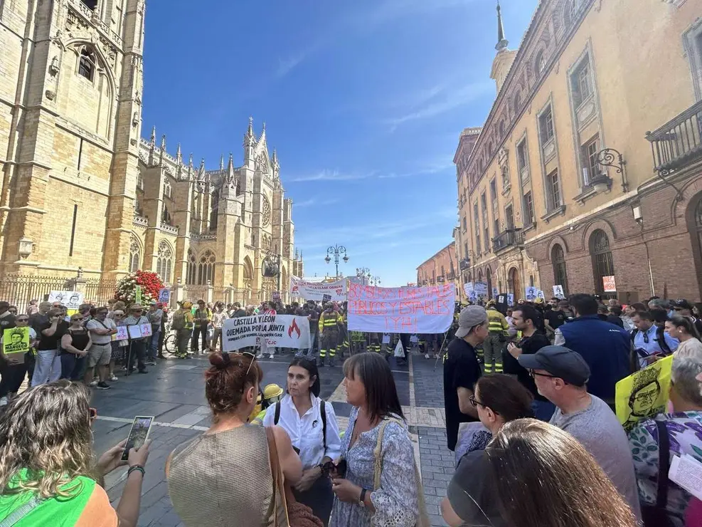 Fotograf&iacute;as de la manifestaci&oacute;n en Le&oacute;n contra la gesti&oacute;n de los incendios. Im&aacute;genes: Hugo Garc&iacute;a Gonz&aacute;lez | Le&oacute;n 24 Horas