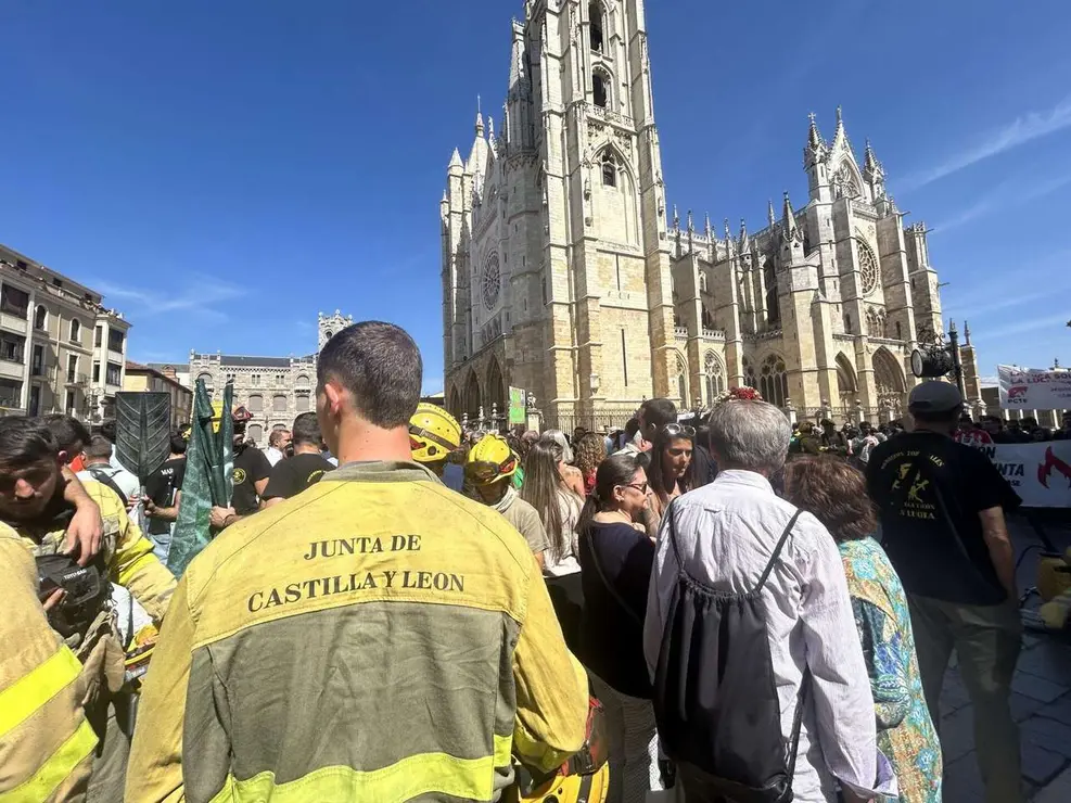 Fotograf&iacute;as de la manifestaci&oacute;n en Le&oacute;n contra la gesti&oacute;n de los incendios. Im&aacute;genes: Hugo Garc&iacute;a Gonz&aacute;lez | Le&oacute;n 24 Horas