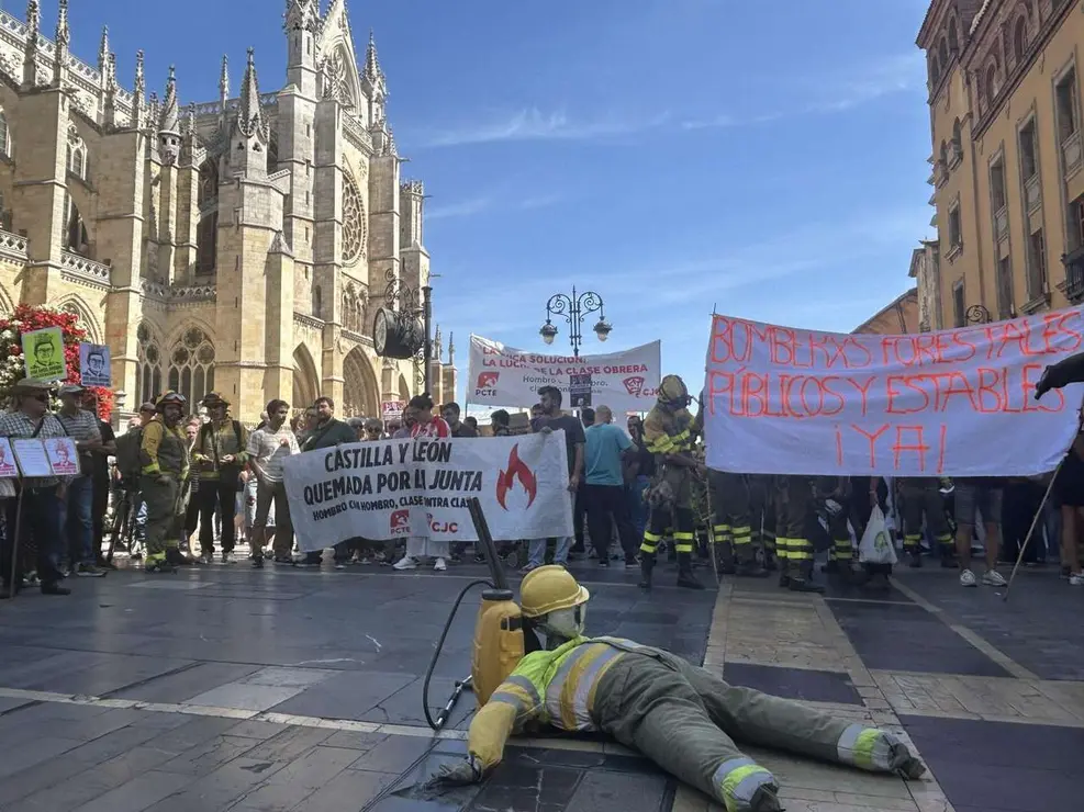 Fotograf&iacute;as de la manifestaci&oacute;n en Le&oacute;n contra la gesti&oacute;n de los incendios. Im&aacute;genes: Hugo Garc&iacute;a Gonz&aacute;lez | Le&oacute;n 24 Horas