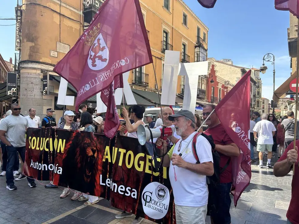 Fotograf&iacute;as de la manifestaci&oacute;n en Le&oacute;n contra la gesti&oacute;n de los incendios. Im&aacute;genes: Hugo Garc&iacute;a Gonz&aacute;lez | Le&oacute;n 24 Horas