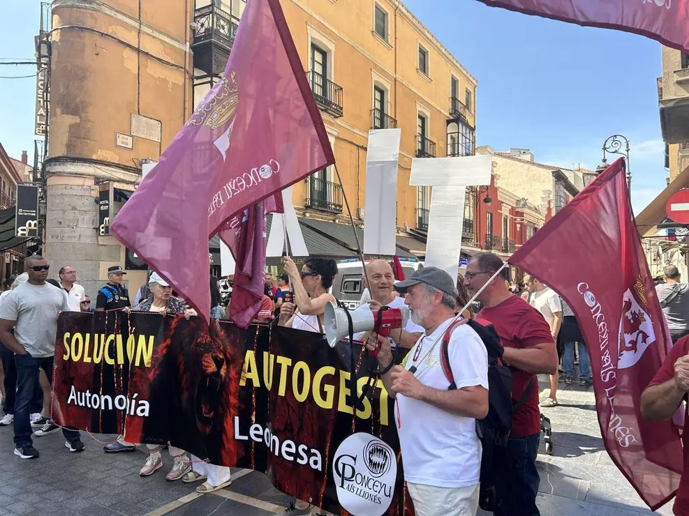 Fotograf&iacute;as de la manifestaci&oacute;n en Le&oacute;n contra la gesti&oacute;n de los incendios. Im&aacute;genes: Hugo Garc&iacute;a Gonz&aacute;lez | Le&oacute;n 24 Horas