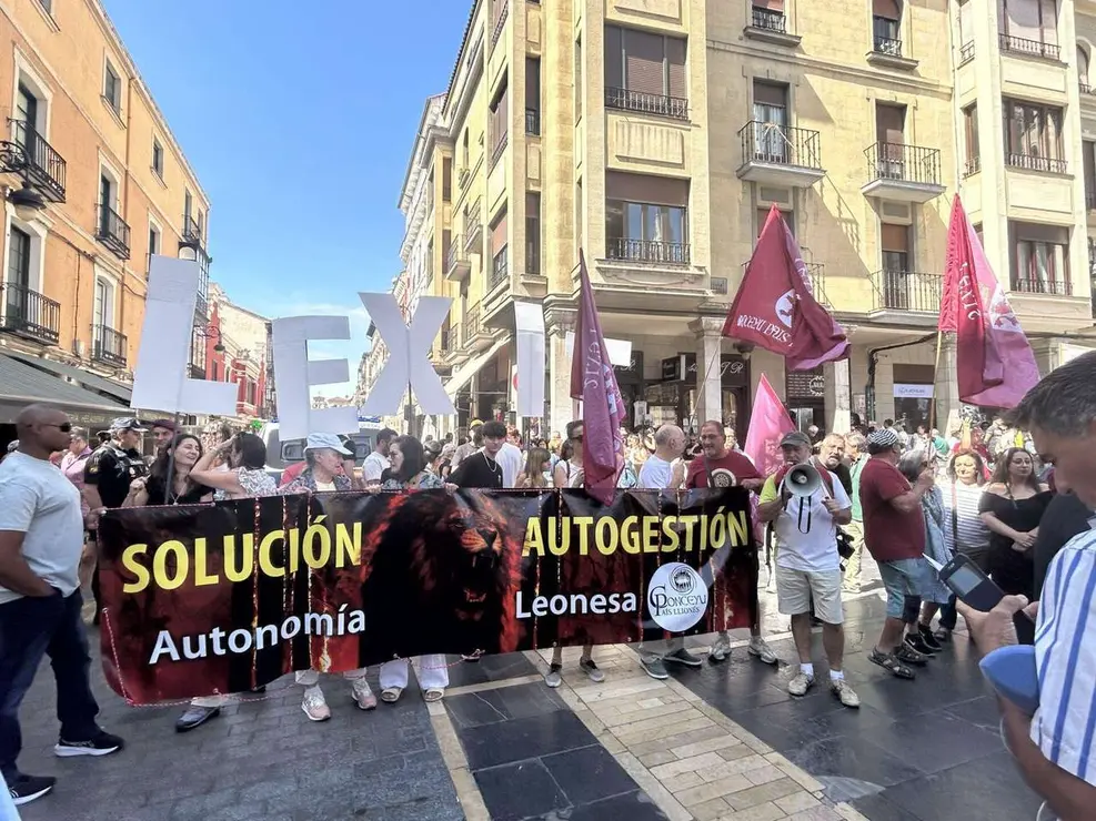Fotograf&iacute;as de la manifestaci&oacute;n en Le&oacute;n contra la gesti&oacute;n de los incendios. Im&aacute;genes: Hugo Garc&iacute;a Gonz&aacute;lez | Le&oacute;n 24 Horas