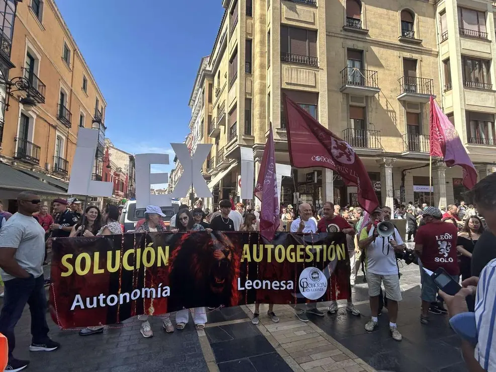Fotograf&iacute;as de la manifestaci&oacute;n en Le&oacute;n contra la gesti&oacute;n de los incendios. Im&aacute;genes: Hugo Garc&iacute;a Gonz&aacute;lez | Le&oacute;n 24 Horas