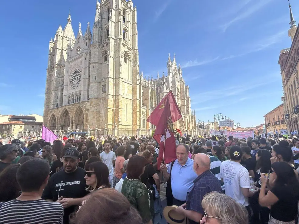 Fotograf&iacute;as de la manifestaci&oacute;n en Le&oacute;n contra la gesti&oacute;n de los incendios. Im&aacute;genes: Hugo Garc&iacute;a Gonz&aacute;lez | Le&oacute;n 24 Horas
