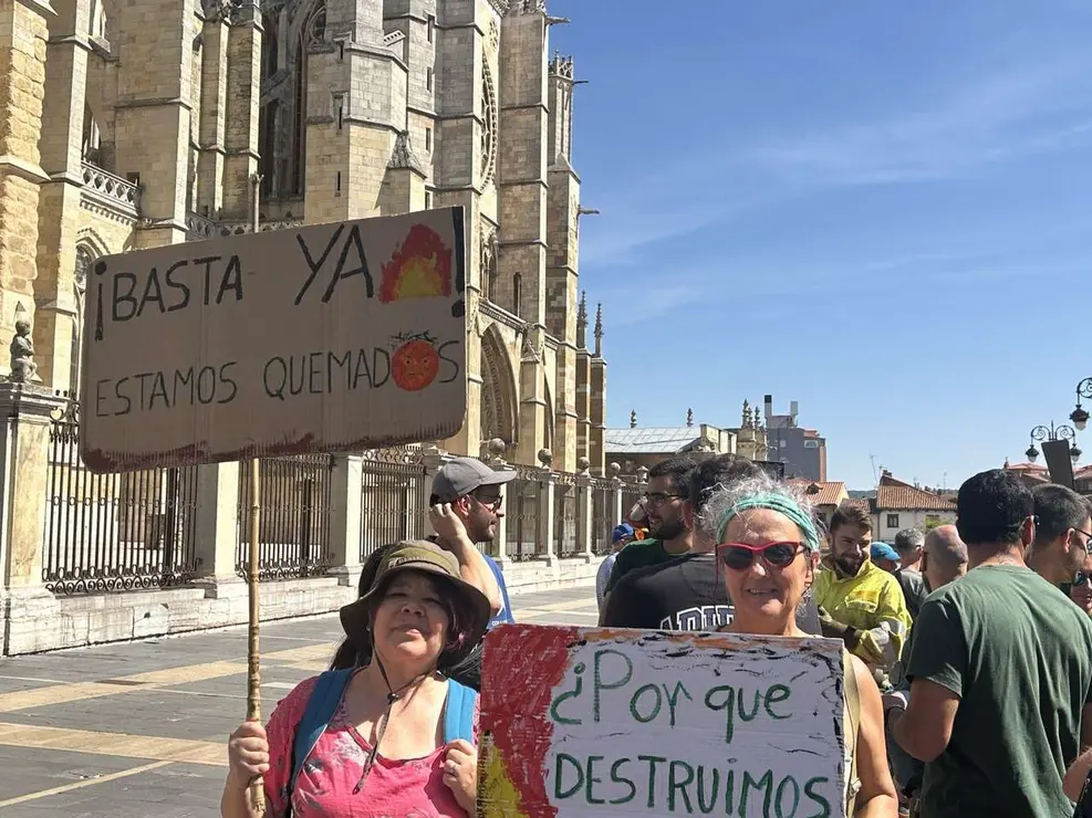 Fotograf&iacute;as de la manifestaci&oacute;n en Le&oacute;n contra la gesti&oacute;n de los incendios. Im&aacute;genes: Hugo Garc&iacute;a Gonz&aacute;lez | Le&oacute;n 24 Horas