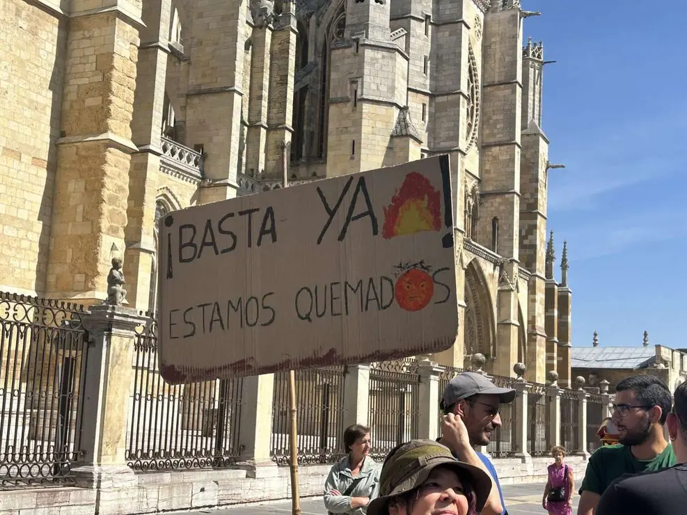 Fotograf&iacute;as de la manifestaci&oacute;n en Le&oacute;n contra la gesti&oacute;n de los incendios. Im&aacute;genes: Hugo Garc&iacute;a Gonz&aacute;lez | Le&oacute;n 24 Horas