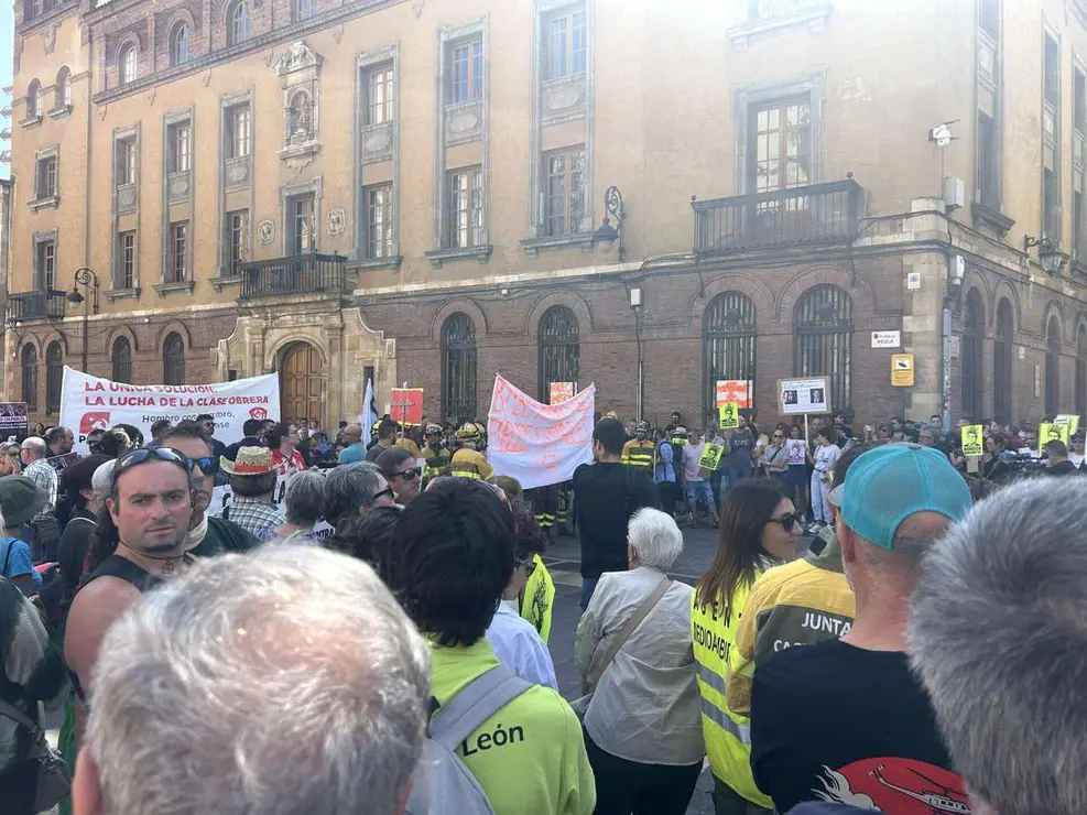 Fotograf&iacute;as de la manifestaci&oacute;n en Le&oacute;n contra la gesti&oacute;n de los incendios. Im&aacute;genes: Hugo Garc&iacute;a Gonz&aacute;lez | Le&oacute;n 24 Horas