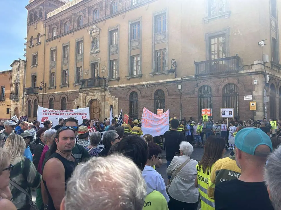 Fotograf&iacute;as de la manifestaci&oacute;n en Le&oacute;n contra la gesti&oacute;n de los incendios. Im&aacute;genes: Hugo Garc&iacute;a Gonz&aacute;lez | Le&oacute;n 24 Horas