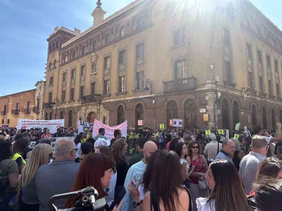 Fotograf&iacute;as de la manifestaci&oacute;n en Le&oacute;n contra la gesti&oacute;n de los incendios. Im&aacute;genes: Hugo Garc&iacute;a Gonz&aacute;lez | Le&oacute;n 24 Horas