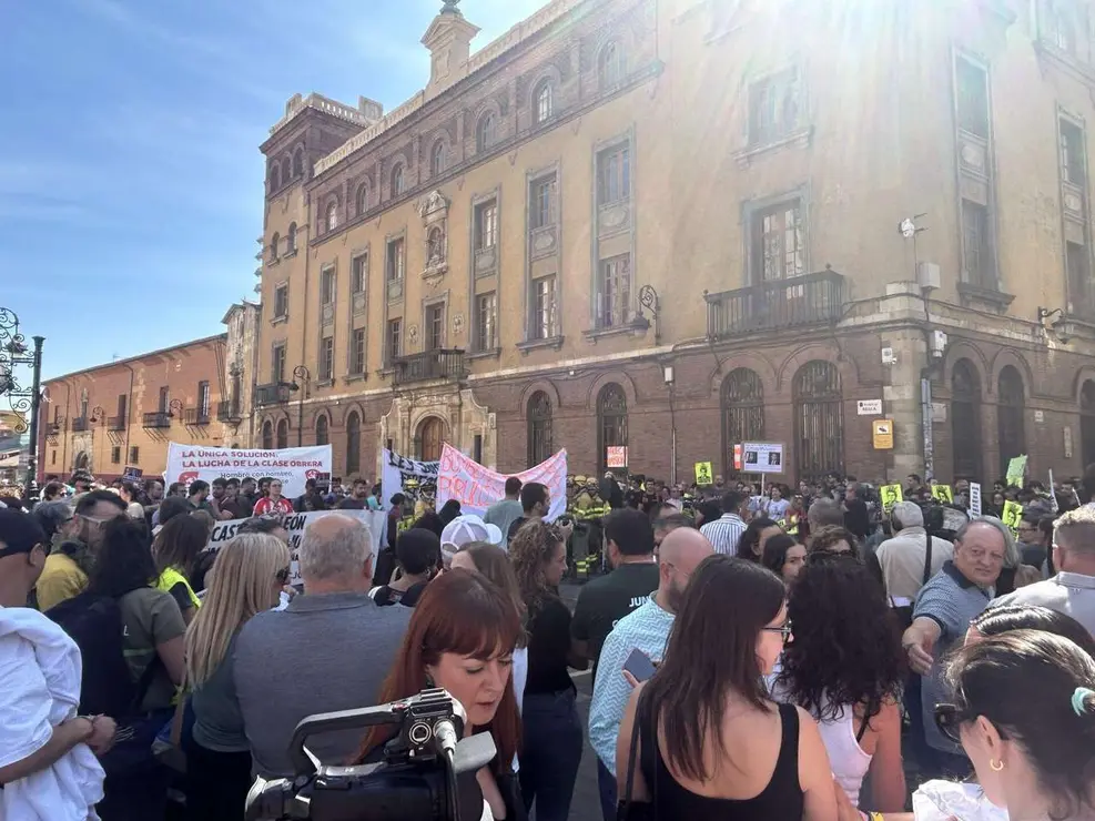Fotograf&iacute;as de la manifestaci&oacute;n en Le&oacute;n contra la gesti&oacute;n de los incendios. Im&aacute;genes: Hugo Garc&iacute;a Gonz&aacute;lez | Le&oacute;n 24 Horas