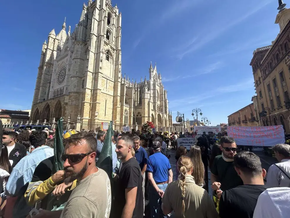 Fotograf&iacute;as de la manifestaci&oacute;n en Le&oacute;n contra la gesti&oacute;n de los incendios. Im&aacute;genes: Hugo Garc&iacute;a Gonz&aacute;lez | Le&oacute;n 24 Horas