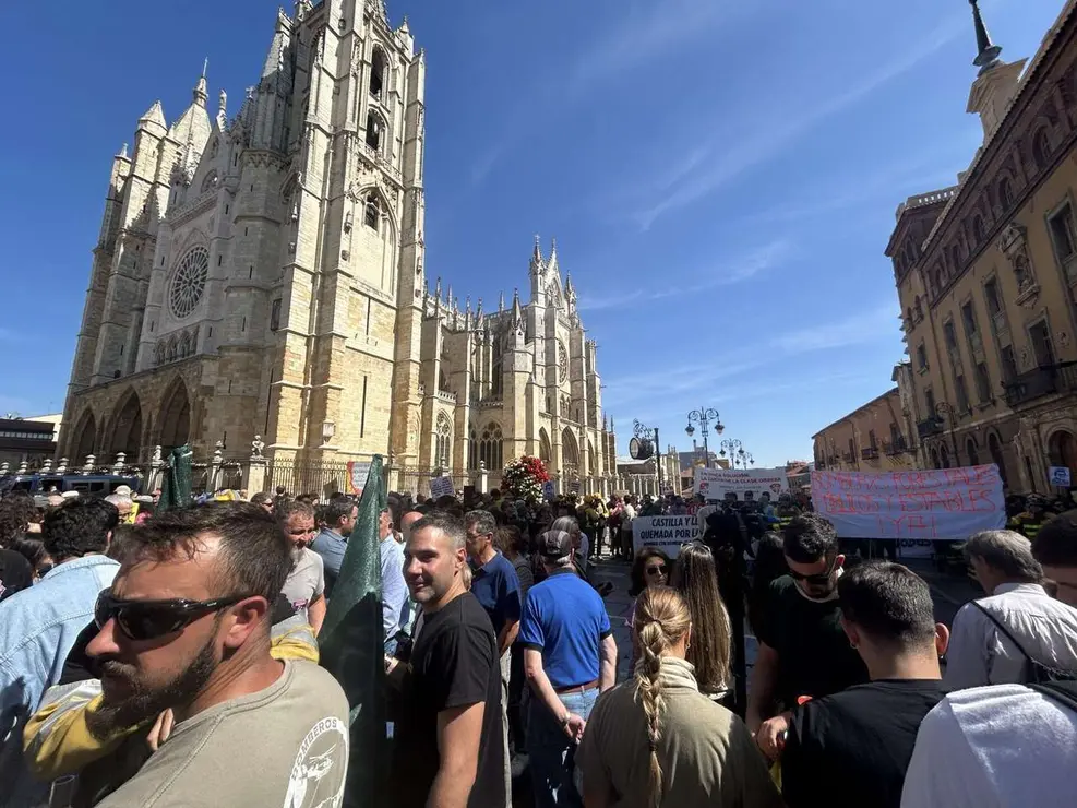 Fotograf&iacute;as de la manifestaci&oacute;n en Le&oacute;n contra la gesti&oacute;n de los incendios. Im&aacute;genes: Hugo Garc&iacute;a Gonz&aacute;lez | Le&oacute;n 24 Horas