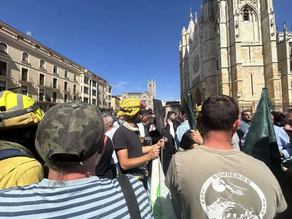 Fotograf&iacute;as de la manifestaci&oacute;n en Le&oacute;n contra la gesti&oacute;n de los incendios. Im&aacute;genes: Hugo Garc&iacute;a Gonz&aacute;lez | Le&oacute;n 24 Horas