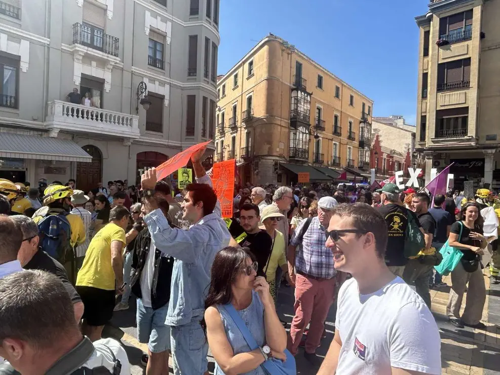 Fotograf&iacute;as de la manifestaci&oacute;n en Le&oacute;n contra la gesti&oacute;n de los incendios. Im&aacute;genes: Hugo Garc&iacute;a Gonz&aacute;lez | Le&oacute;n 24 Horas