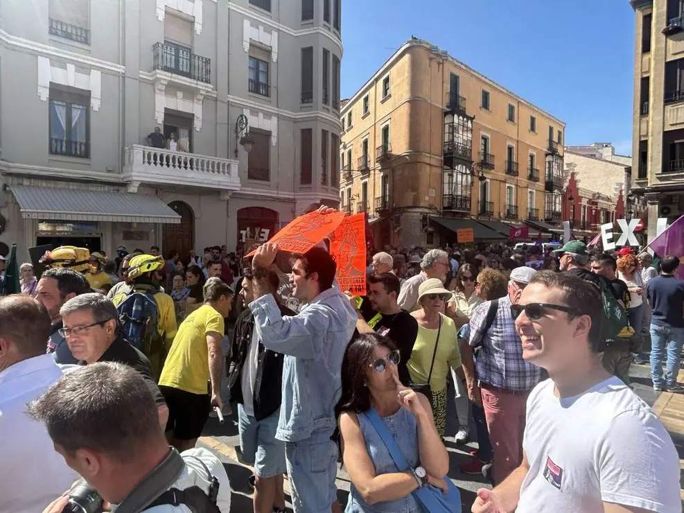 Fotograf&iacute;as de la manifestaci&oacute;n en Le&oacute;n contra la gesti&oacute;n de los incendios. Im&aacute;genes: Hugo Garc&iacute;a Gonz&aacute;lez | Le&oacute;n 24 Horas