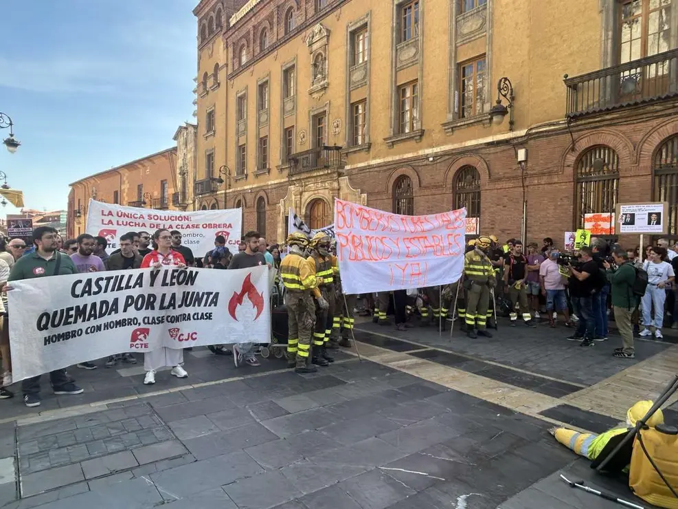 Fotograf&iacute;as de la manifestaci&oacute;n en Le&oacute;n contra la gesti&oacute;n de los incendios. Im&aacute;genes: Hugo Garc&iacute;a Gonz&aacute;lez | Le&oacute;n 24 Horas