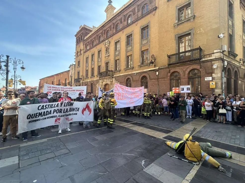 Fotograf&iacute;as de la manifestaci&oacute;n en Le&oacute;n contra la gesti&oacute;n de los incendios. Im&aacute;genes: Hugo Garc&iacute;a Gonz&aacute;lez | Le&oacute;n 24 Horas