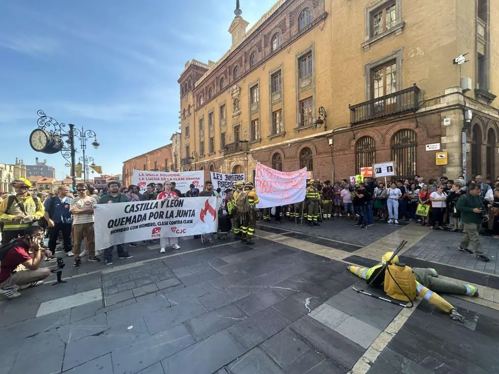 Fotograf&iacute;as de la manifestaci&oacute;n en Le&oacute;n contra la gesti&oacute;n de los incendios. Im&aacute;genes: Hugo Garc&iacute;a Gonz&aacute;lez | Le&oacute;n 24 Horas