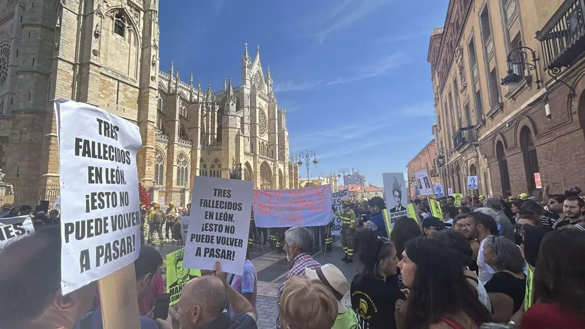 Fotograf&iacute;as de la manifestaci&oacute;n en Le&oacute;n contra la gesti&oacute;n de los incendios. Im&aacute;genes: Hugo Garc&iacute;a Gonz&aacute;lez | Le&oacute;n 24 Horas