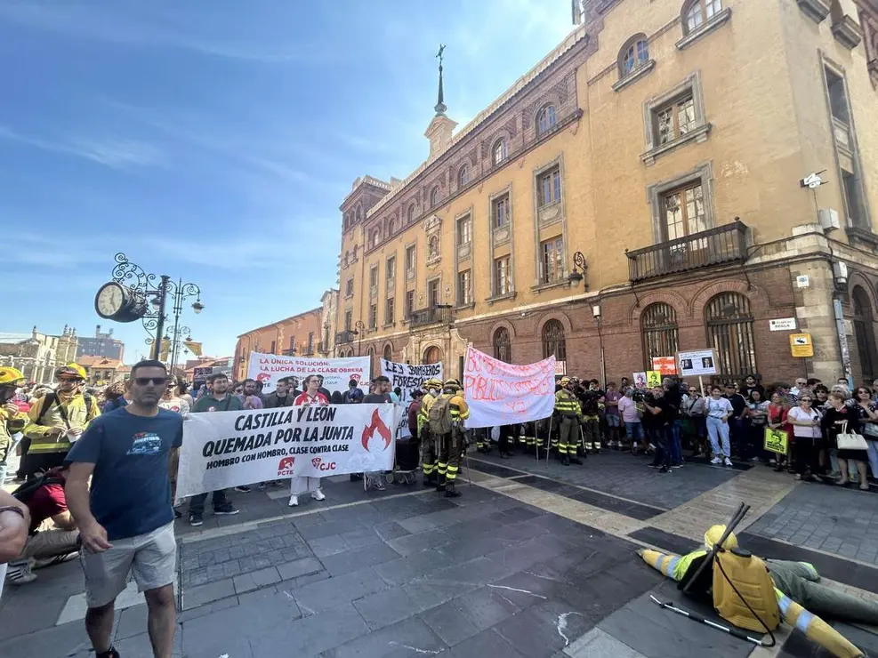 Fotograf&iacute;as de la manifestaci&oacute;n en Le&oacute;n contra la gesti&oacute;n de los incendios. Im&aacute;genes: Hugo Garc&iacute;a Gonz&aacute;lez | Le&oacute;n 24 Horas