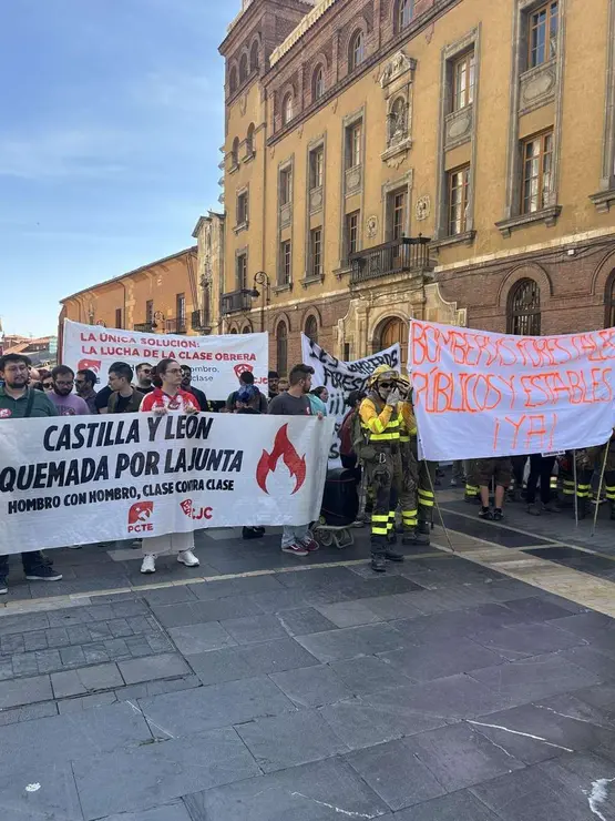Fotograf&iacute;as de la manifestaci&oacute;n en Le&oacute;n contra la gesti&oacute;n de los incendios. Im&aacute;genes: Hugo Garc&iacute;a Gonz&aacute;lez | Le&oacute;n 24 Horas