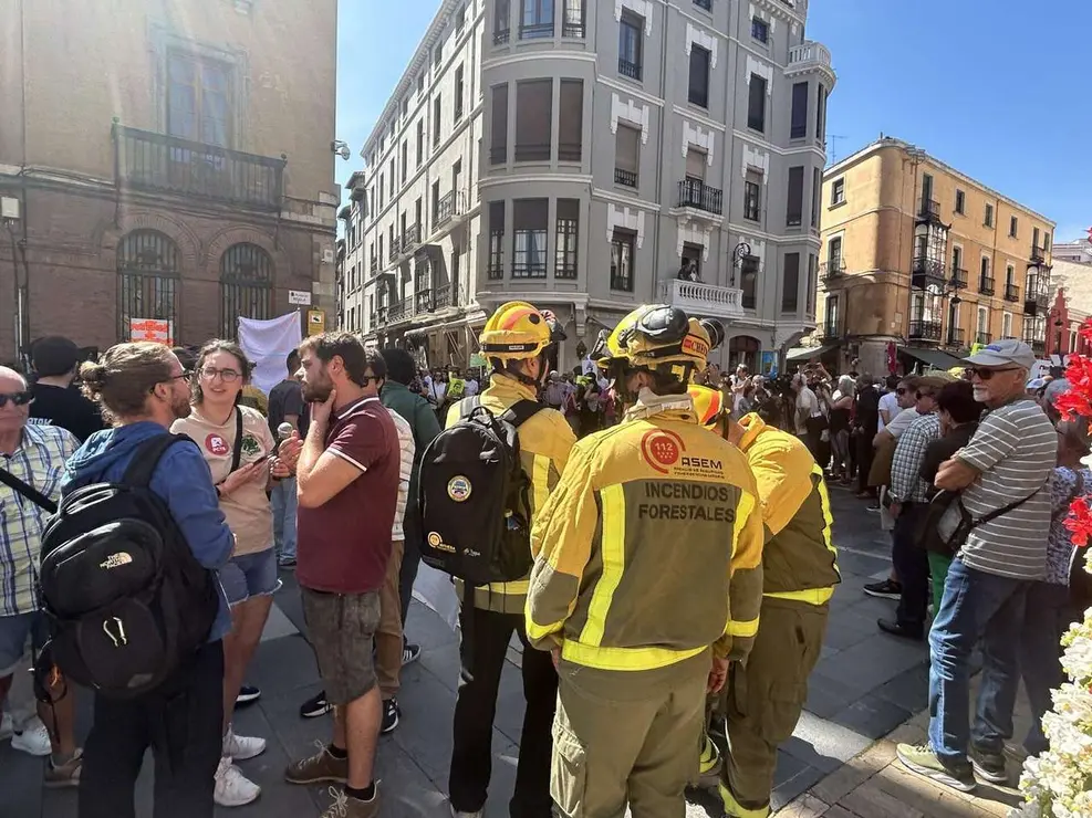 Fotograf&iacute;as de la manifestaci&oacute;n en Le&oacute;n contra la gesti&oacute;n de los incendios. Im&aacute;genes: Hugo Garc&iacute;a Gonz&aacute;lez | Le&oacute;n 24 Horas