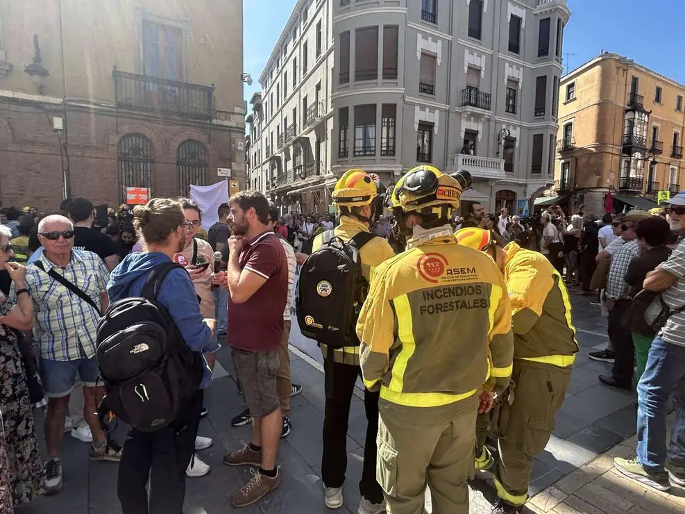 Fotograf&iacute;as de la manifestaci&oacute;n en Le&oacute;n contra la gesti&oacute;n de los incendios. Im&aacute;genes: Hugo Garc&iacute;a Gonz&aacute;lez | Le&oacute;n 24 Horas